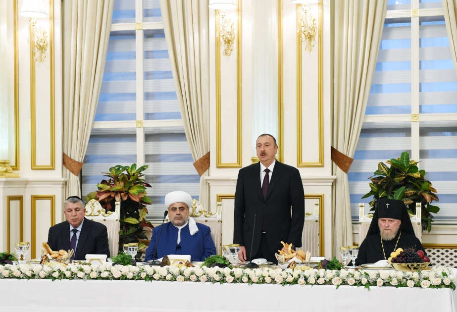 Le président Ilham Aliyev a assisté au dîner d'iftar offert à l'occasion du mois de Ramadan VIDEO