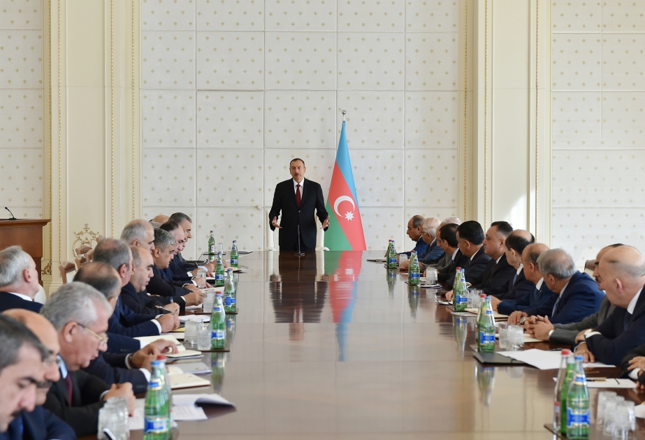 La réunion du Conseil des Ministres consacrée au bilan du développement socio-économique de la première moitié de l'année 2015 et aux tâches à réaliser sous la présidence du président Ilham Aliyev VIDEO