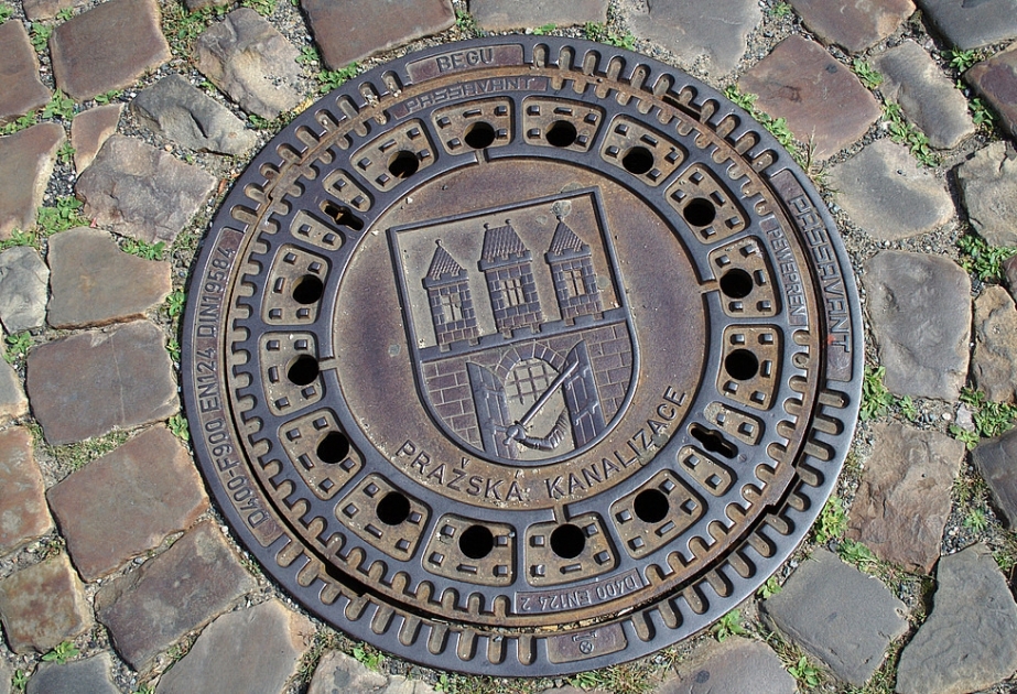 Городские власти Праги устали от воровства канализационных люков