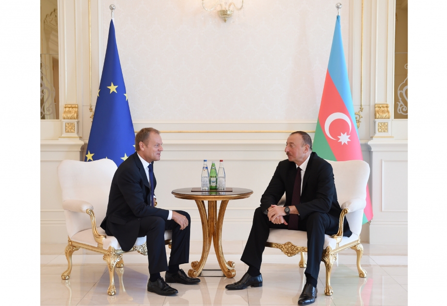 Treffen des Präsidenten von Aserbaidschan Ilham Aliyev und Präsidenten des Rates der Europäischen Union Donald Tusk unter vier Augen VIDEO
