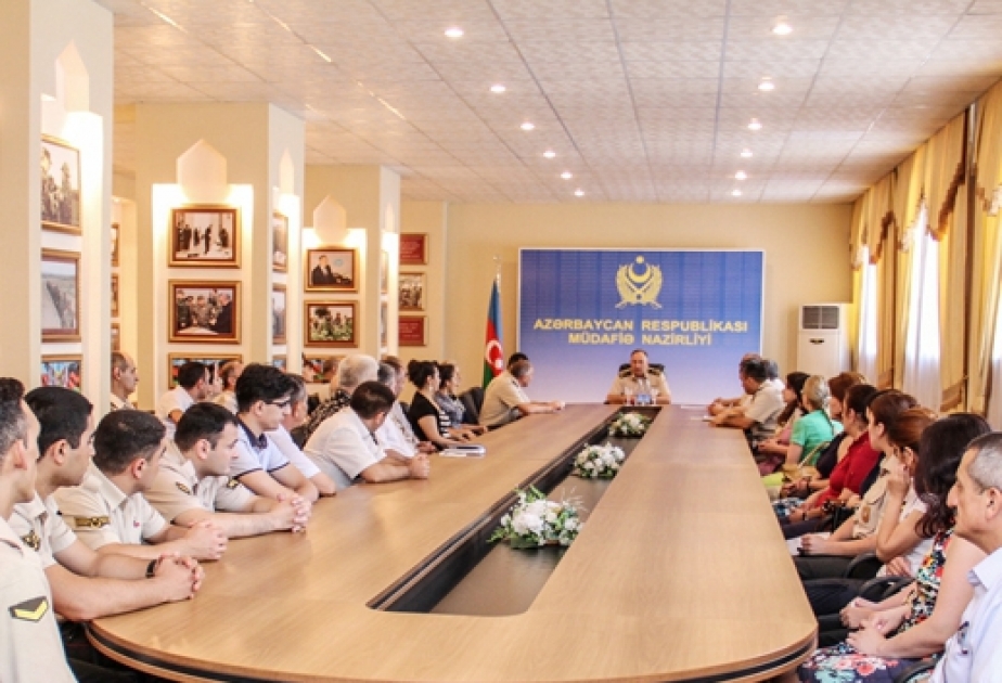 Müdafiə naziri orduda çalışan media nümayəndələrini mükafatlandırıb