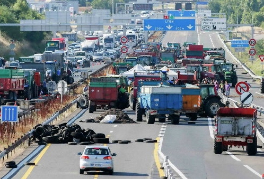 French farmers block border roads in price protest