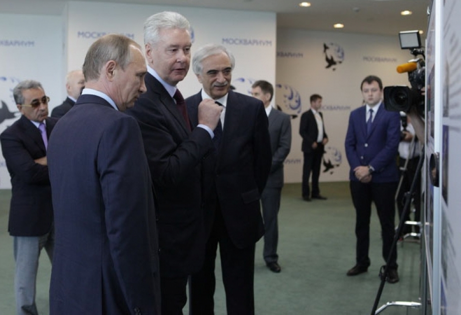 Le président russe Vladimir Poutine visite le pavillon d'expositions d'Azerbaïdjan à l'Exposition des réalisations de l'économie nationale
