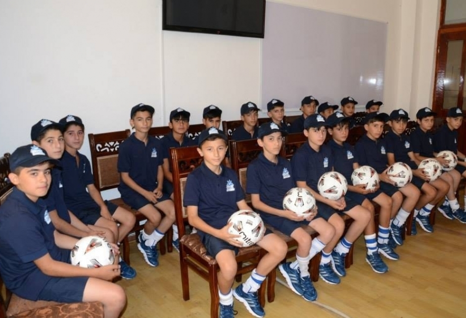 Юниорская футбольная команда Гянджи отправилась в Болгарию