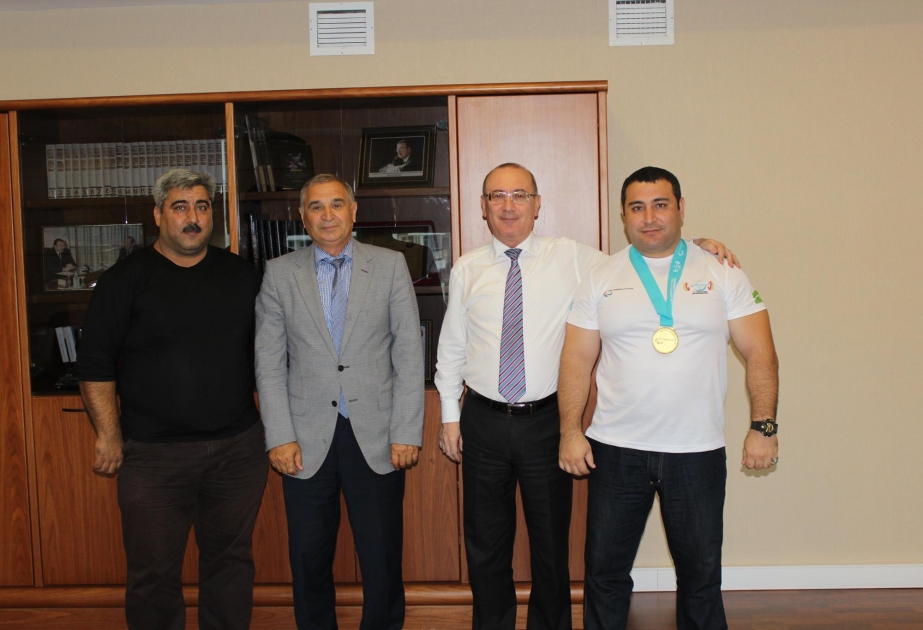 Le président du Comité national paralympique azerbaïdjanais rencontre le recordman du monde de powerlifting