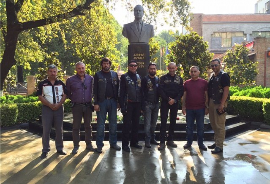 Azərbaycanlı baykerlər Tbilisidə ulu öndər Heydər Əliyevin abidəsini ziyarət ediblər