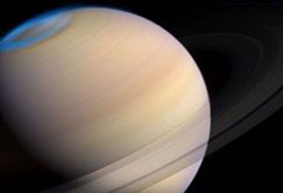 НАСА показало снимок трещин на поверхности Сатурна IV