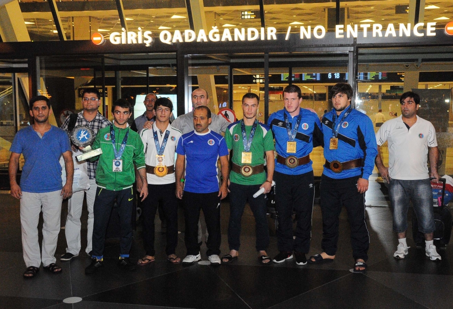 Aserbaidschanische junge Ringer kehren aus Salvador in die Heimat zurück VIDEO