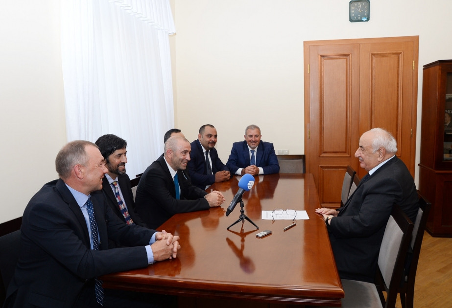 Treffen mit Teilnehmern von Motorradrennen „Reisenden großer Seidenstraße“