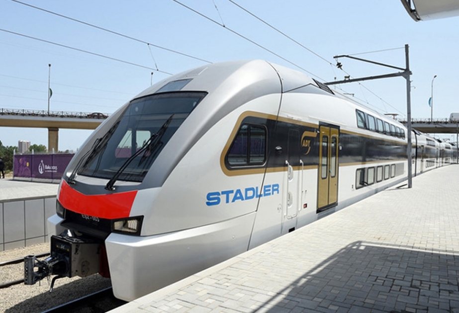 Encore un train électrique à deux étages importé en Azerbaïdjan VIDEO