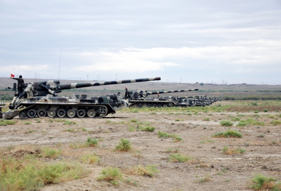 Des exercices pratiques des corps de roquette et d'artillerie VIDEO