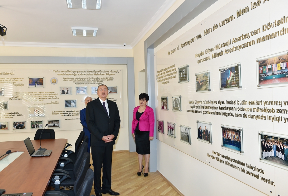 Aserbaidschans Präsident besucht im Sabayil Rayon von Baku die Mittelschule Nr.189-190 VIDEO