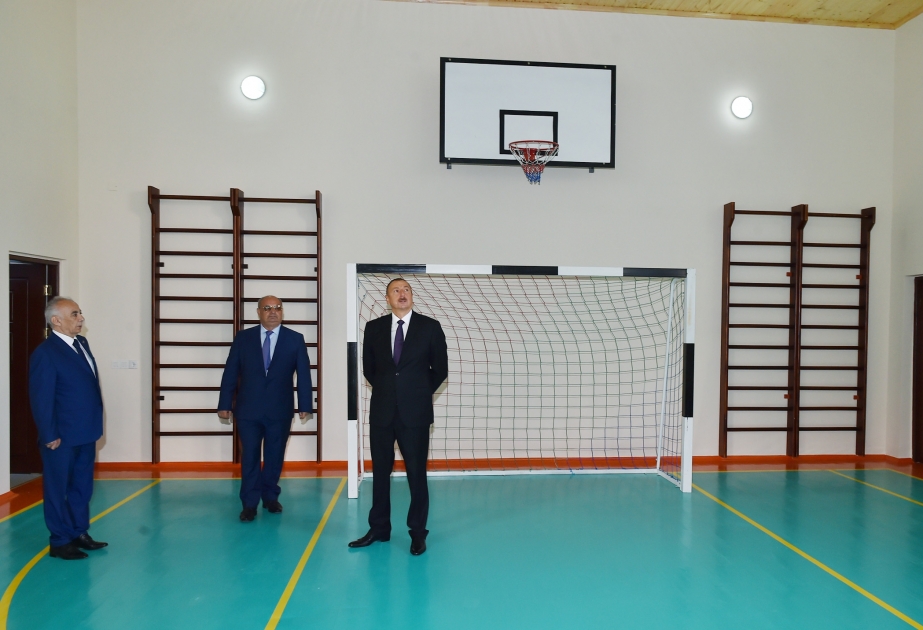 Le bâtiment du Lycée de physique, de mathématique et d'informatique de l'arrondissement de Yassamal est fondamentalement rénovéLe président Ilham Aliyev se familiarise avec les travaux effectués VIDEO
