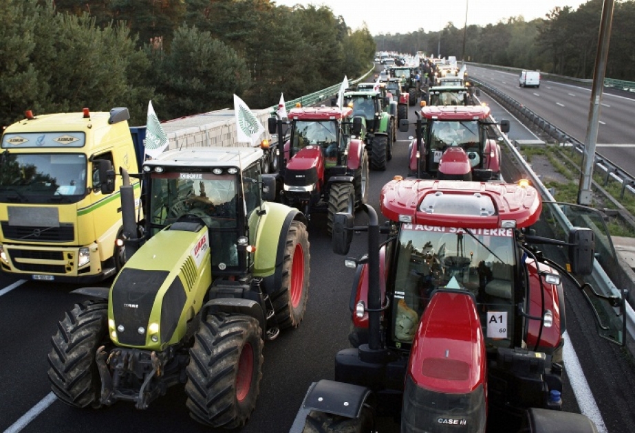 French farmers converge on Paris in prices protest