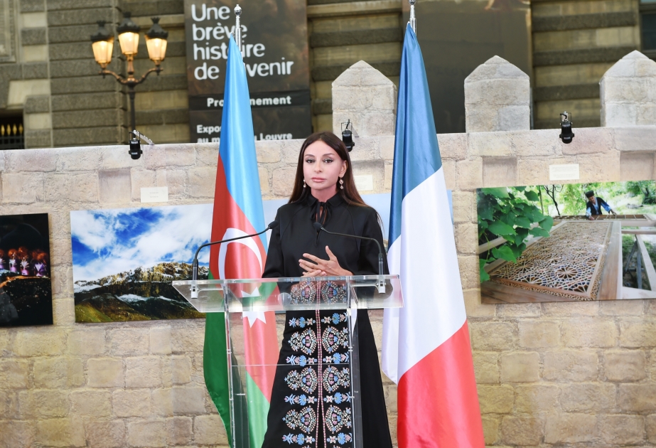 Parisdə “Azərbaycan şəhərciyi”nin rəsmi açılışı olubBirinci xanım Mehriban Əliyeva mərasimdə iştirak edib