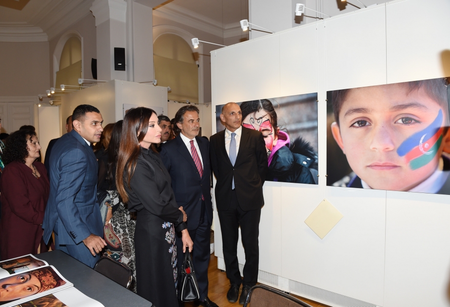 В Париже состоялось официальное открытие фотовыставки «Азербайджан – страна толерантности», организованной Фондом Гейдара Алиева