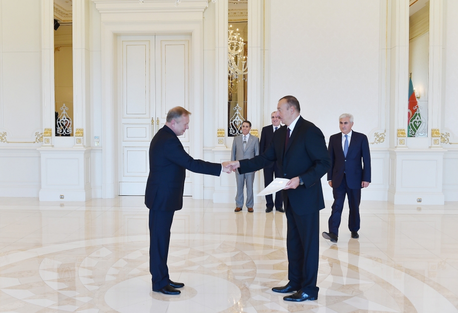 Präsident Ilham Aliyev hat neuen belarussischen Botschafter zur Entgegennahme des Beglaubigungsschreibens empfangen VIDEO