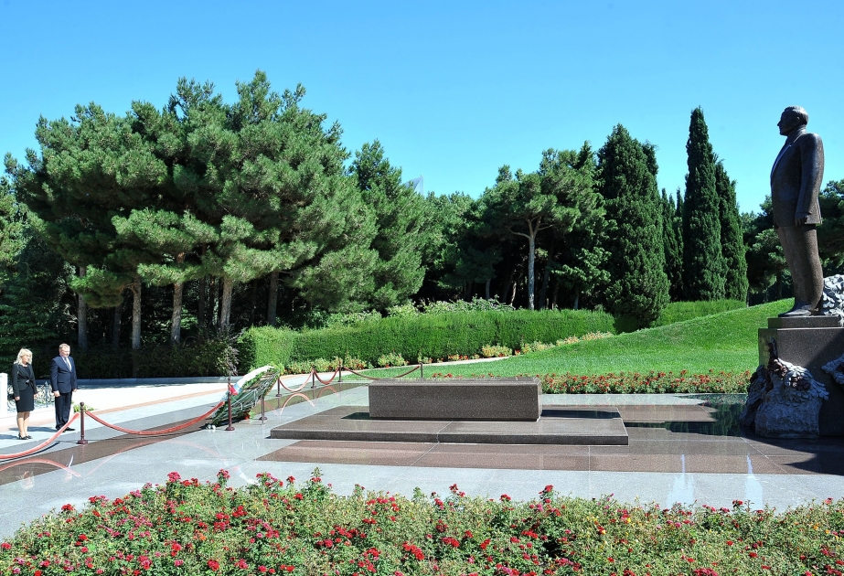 Belarusian Ambassador pays respect to national leader Heydar Aliyev