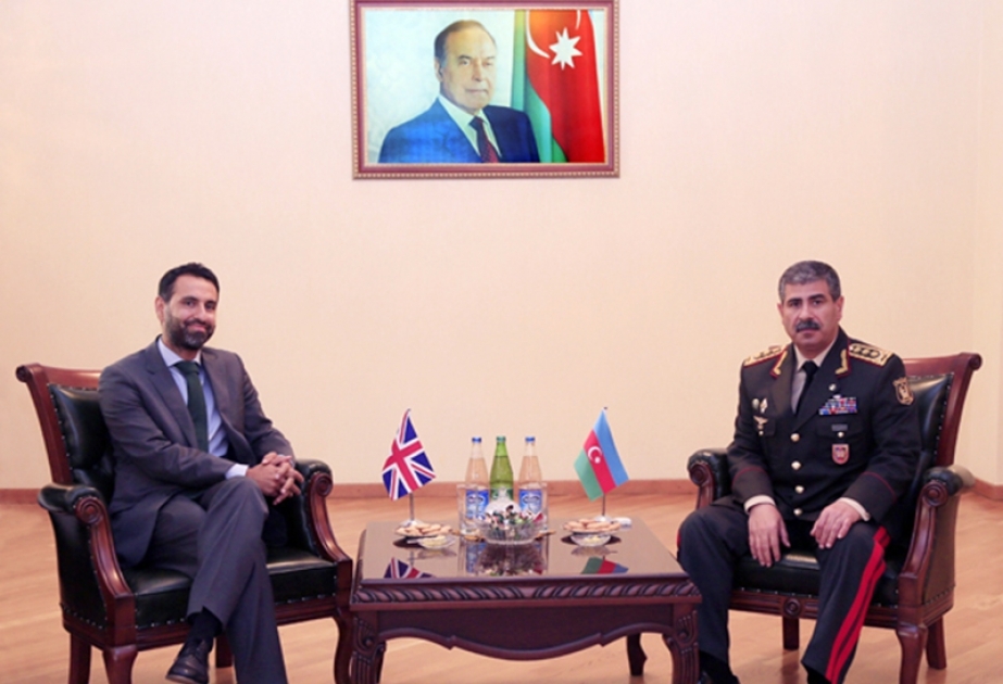 Aserbaidschan und Großbritannien erörtern die Fragen der militärischen Kooperation und regionalen Sicherheit