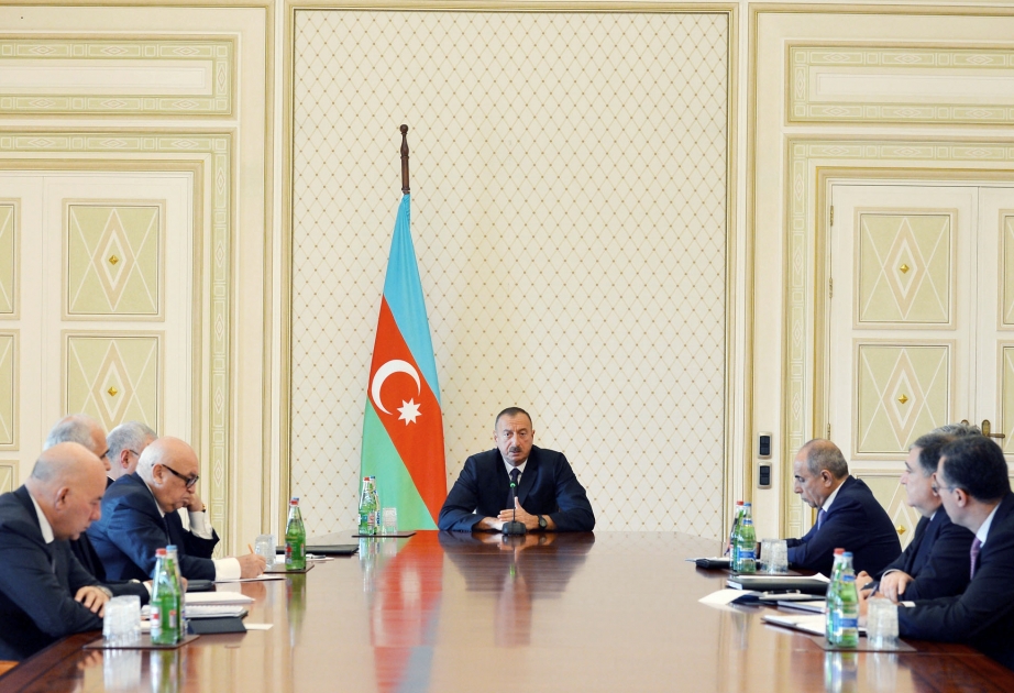 Azərbaycan Prezidenti İlham Əliyevin yanında iqtisadi məsələlərə və 2016-cı ilin dövlət büdcəsinin hazırlığı işlərinə həsr edilmiş müşavirə keçirilib VİDEO