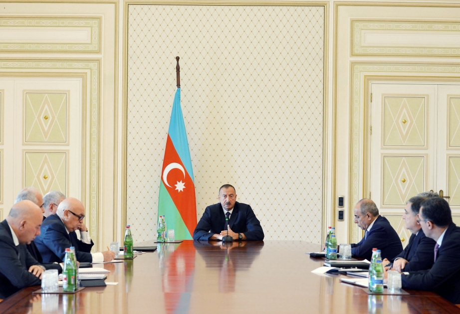 Le président Ilham Aliyev tient une réunion consacrée aux questions économiques et à la préparation du budget de l'Etat 2016 VIDEO