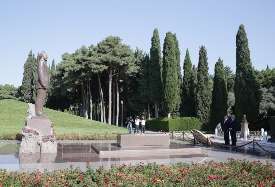 Italian parliamentary delegation visits National Leader Heydar Aliyev's grave in Alley of Honor and Alley of Martyrs