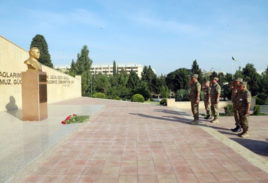 Müdafiə naziri təlimlərə ehtiyatdan çağırılan hərbi vəzifəlilərlə görüşüb