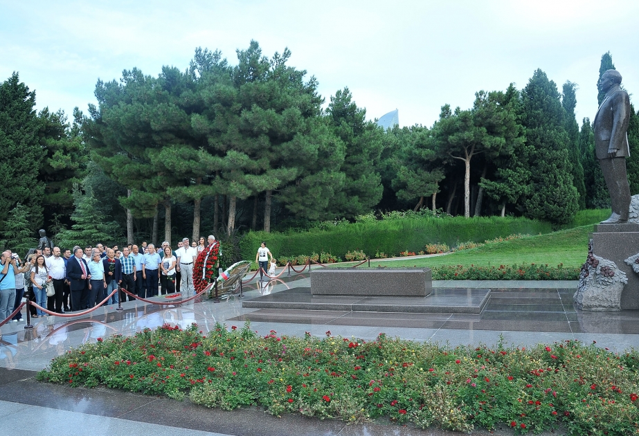 Turkish oncologists pay respect to national leader Heydar Aliyev and Azerbaijani heroes