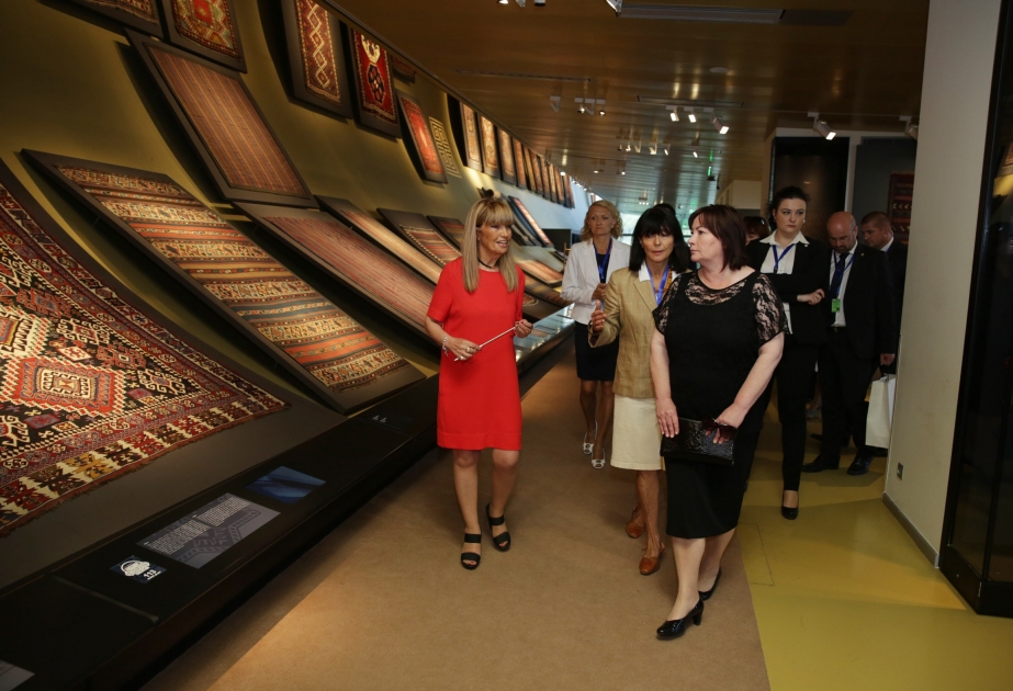 Gattin von tschechischem Präsidenten besucht Teppichmuseum