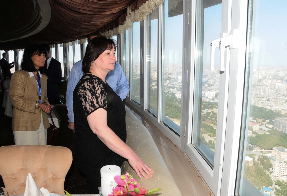 Ehegattin des tschechischen Präsidenten Ivana Zemanová lernt den Fernsehturm in Baku kennen