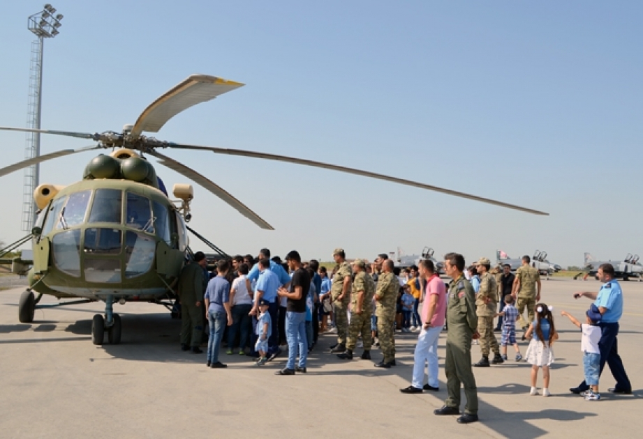 Məktəblilər “TurAz Qartalı - 2015” taktiki təlimlərində iştirak edən hərbi pilotların qonağı olublar