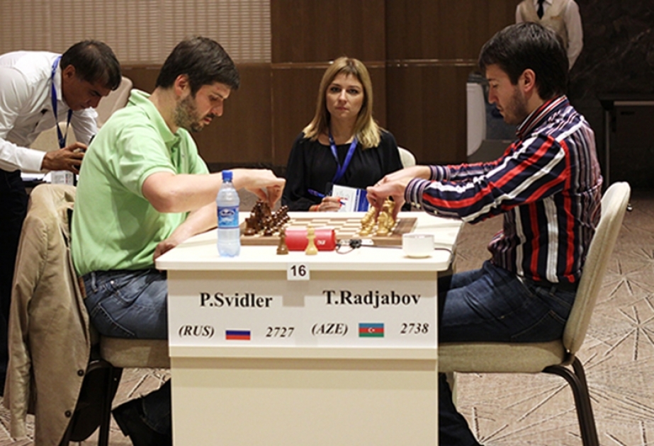 Teymur Rəcəbov və Pyotr Svidler sürətli şahmat oyununda yarışırlar