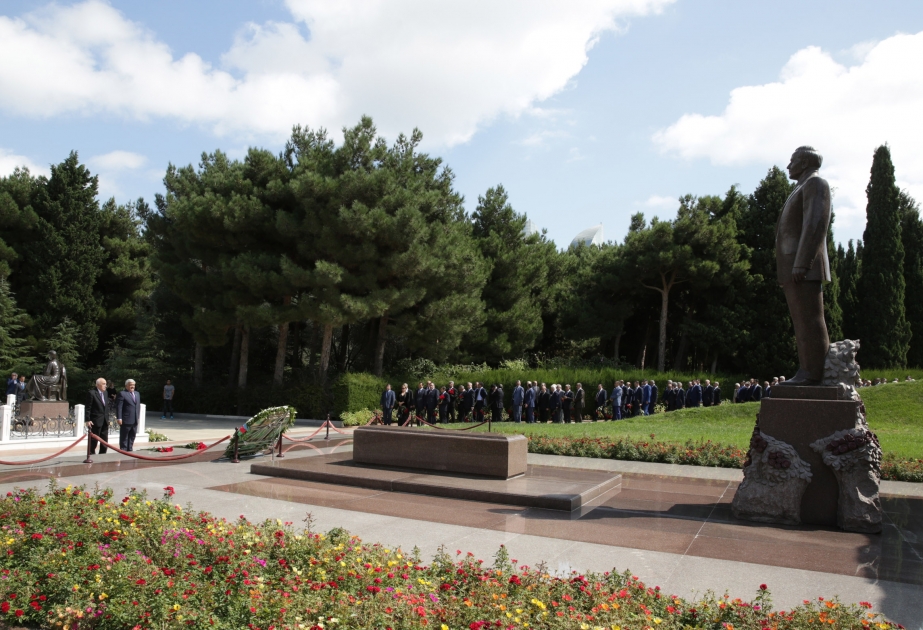 Представители коллектива SOCAR посетили Аллею почетного захоронения