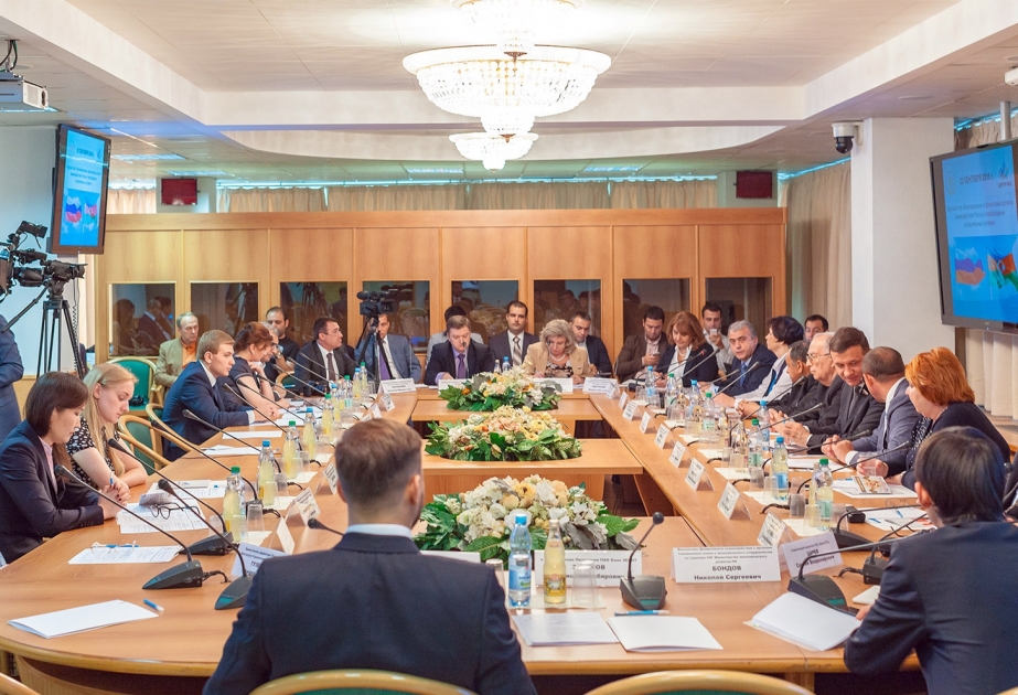 Rundtisch zum Thema „Wirtschaftliche und finanzielle Aspekte der Zusammenarbeit zwischen Russland und Aserbaidschan in Gegenwart“