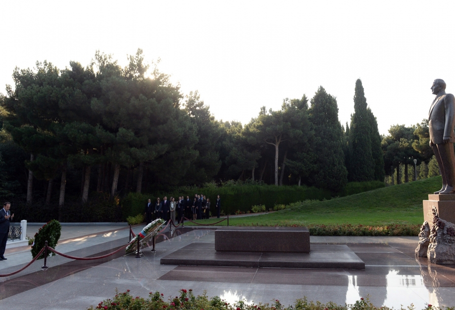 Serbian Deputy PM pays respect to national leader Heydar Aliyev and Azerbaijani heroes