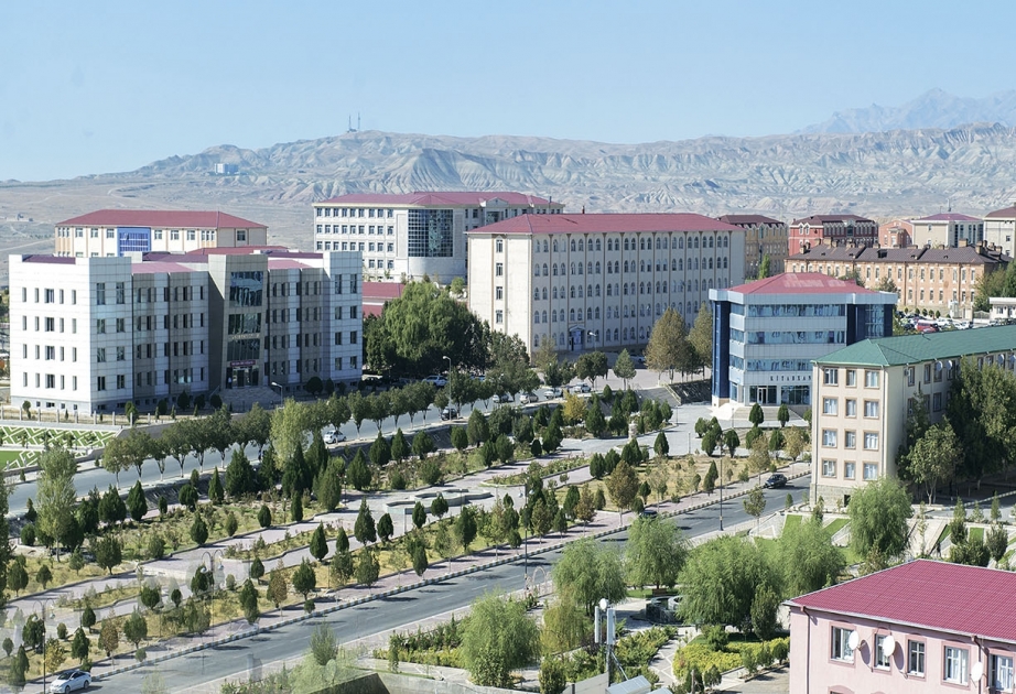 Millətin gələcəyi, qüdrətli dövlətin əsas dayağı – insan kapitalı Bu amil əsas tutularaq muxtar respublikada ali təhsil ocaqlarının infrastrukturu daha mükəmməl şəkildə qurulur, təhsilin səviyyəsi daim yüksəldilir