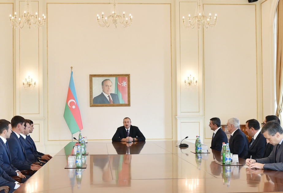 Treffen von Aserbaidschans Präsident Ilham Aliyev mit den Mitglieder der aserbaidschanischen Nationalmannschaft im Polosport VIDEO