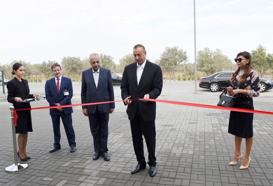 Aserbaidschans Präsident Ilham Aliyev nimmt im Rahmen des Projekts „Khayal Adasi" an der Eröffnung eines internationalen neuen Schulkomplexes SABIS Sun und Golfclubs teil VIDEO