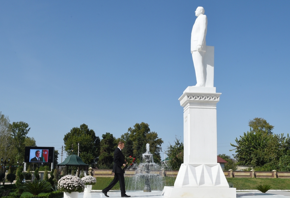 Göytchaï : la visite du monument du leader national Heydar Aliyev VIDEO