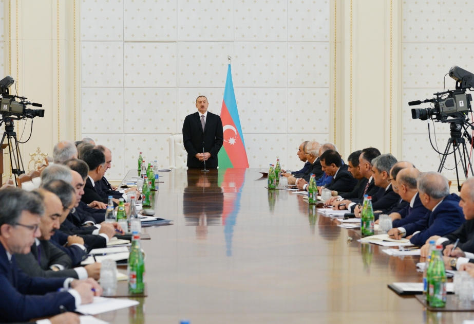 Le Conseil des Ministres tient, sous la présidence du Président Ilham Aliyev, sa réunion consacrée au bilan du développement socio-économique des neuf mois de 2015 et aux tâches à réaliser VIDEO