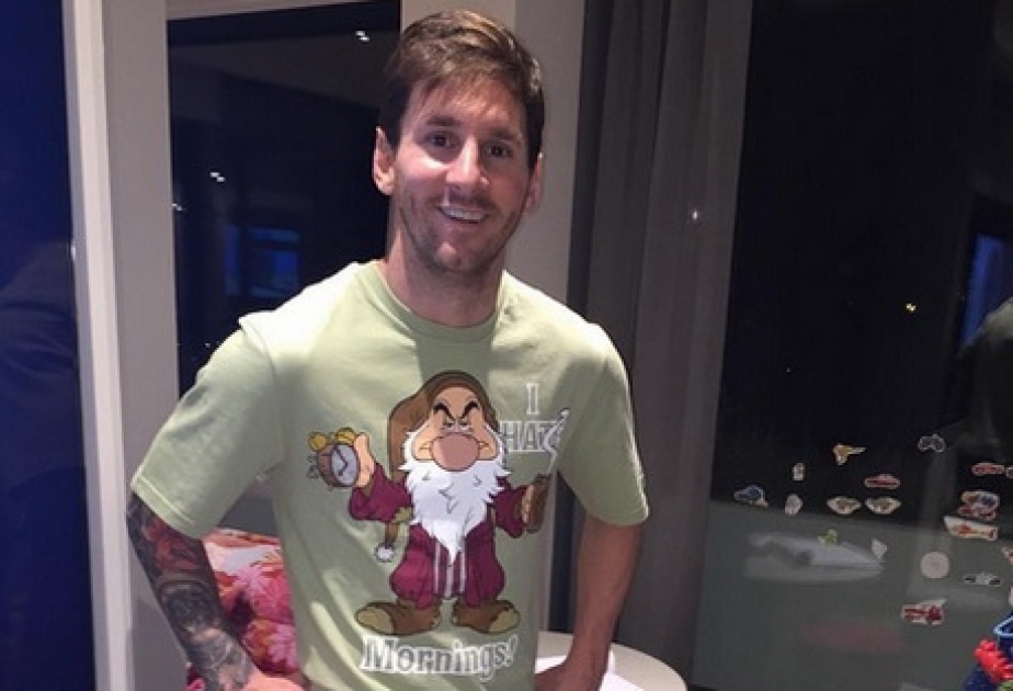 Luis Suares komanda yoldaşı Messiyə üzərində cırtdan şəkli olan pijama hədiyyə edib