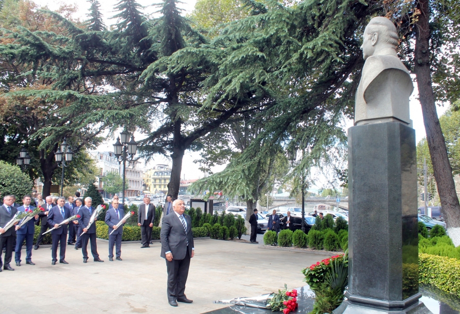 Azerbaijani Deputy Premier visits monument to national leader Heydar Aliyev in Tbilisi