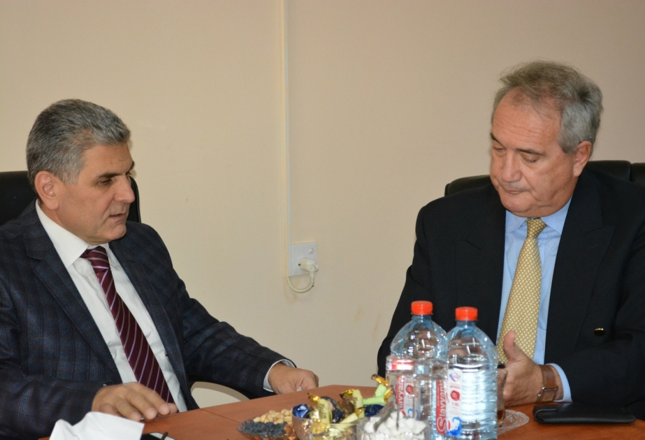السفير اليوناني يزور جامعة السياحة والإدارة في أذربيجان