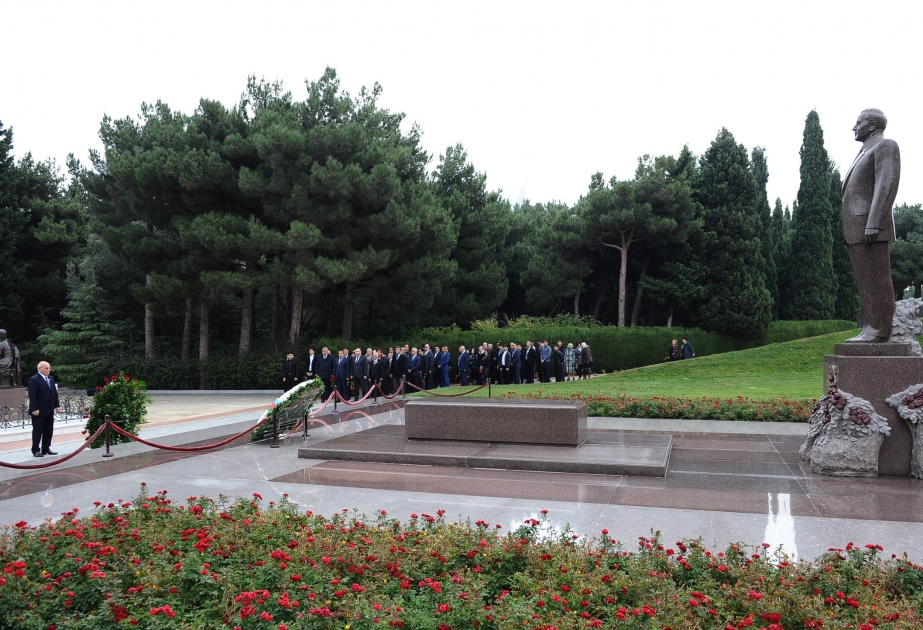 Коллектив Азербайджанской государственной академии физической культуры и спорта посетил Аллею почетного захоронения