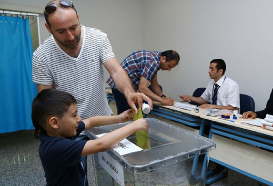 Türkiyədə keçiriləcək seçkilərlə əlaqədar bu ölkənin Azərbaycandakı vətəndaşları səs verirlər