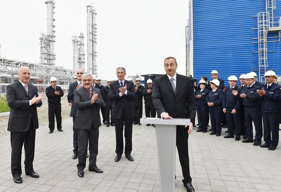 Prezident İlham Əliyev Sumqayıtda etilen-polietilen zavodunda yeni qurğuları işə salıb VİDEO