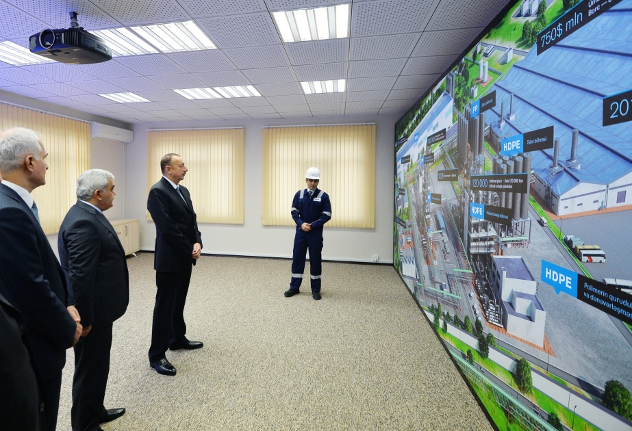 Präsident Ilham Aliyev legt den Grundstein einer Polyäthylenanlage hoher Dichte in Sumgait VIDEO