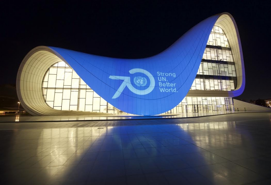 Gebäude von Heydar Aliyev Zentrum in Baku auch UN-blau beleuchtet