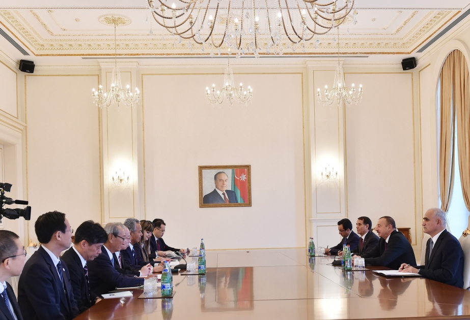 Le président Ilham Aliyev s'entretient avec le ministre d'Etat japonais Akira Amari VIDEO
