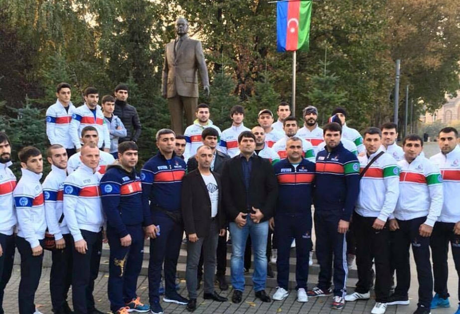 Azerbaijani kickboxers visit monument to national leader Heydar Aliyev in Belgrade